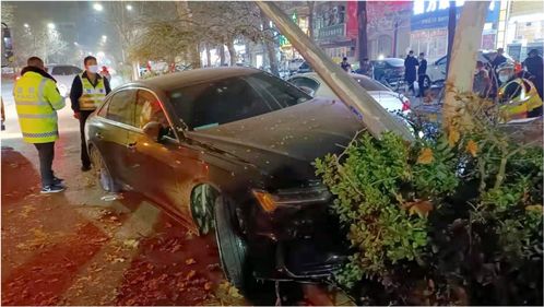 保定街頭一i轎車逆行疾馳撞斷路燈桿,司機(jī)疑酒駕闖卡